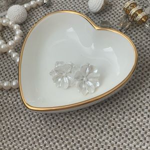 Pearl white flower earring